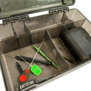1x Korda Tackle Box - TERMINAL CLIPS, LEADCLIPS ECT INSIDE - U162 - PRE LOVED - Image 3