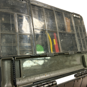 1x Korda Tackle Box - TERMINAL CLIPS, LEADCLIPS ECT INSIDE - U162 - PRE LOVED - Image 4